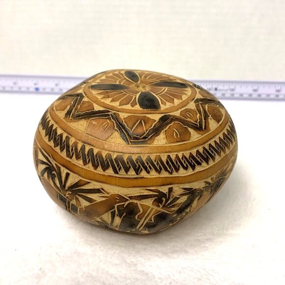 Vintage Signed Peruvian Folk Art Hand Carved Gourd w/Lid Trinket Box Handmade - Picture 1 of 7